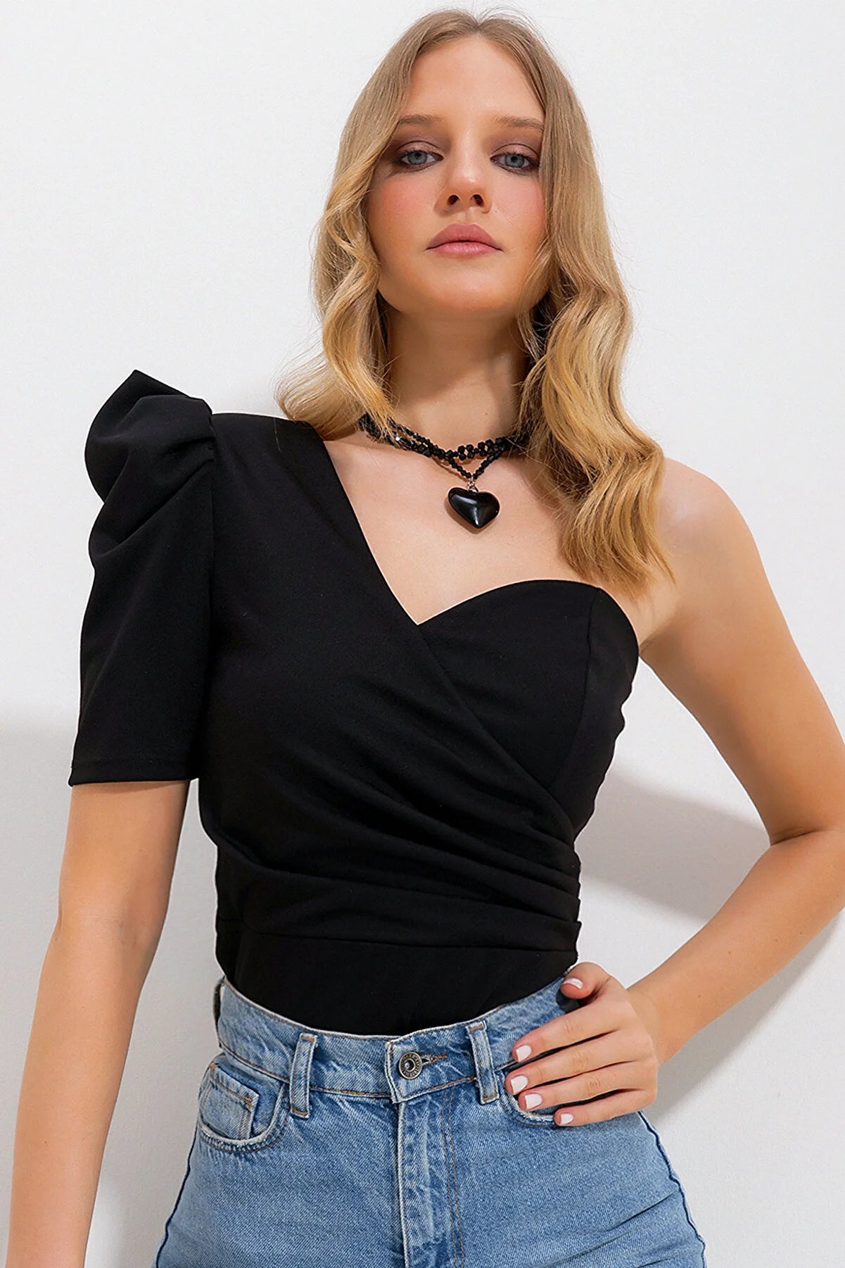 Trend Alaçatı Style Women's Black One-Shoulder Detailed Blouse