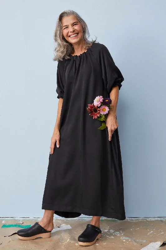 Pouch Maxi Dress Black Comfortable Plunging Neckline Maxi Dress